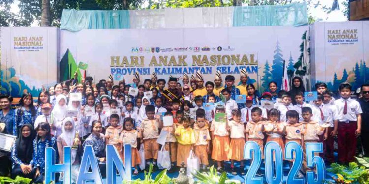 Gubernur H Muhidin dan Hj Fathul Jannah saat hadiri Peringatan HAN di Loksado. (foto : Adpim Kalsel)