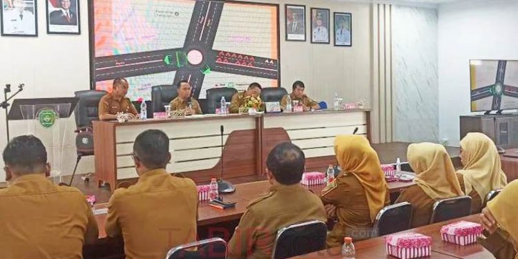 Bupati Tapin H Yamani dan Wabup Tapin H Juanda saat rapat persiapan Harjad ke-60 Tapin. (foto : istimewa)