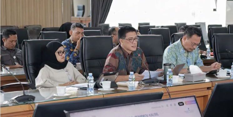 Direktur Utama Bank Kalsel Fachrudin saat mengikuti Rapat Pansus pembentukan Raperda Penyertaan Modal dari Pemprov Kalsel untuk Bank Kalsel. (foto : istimewa)