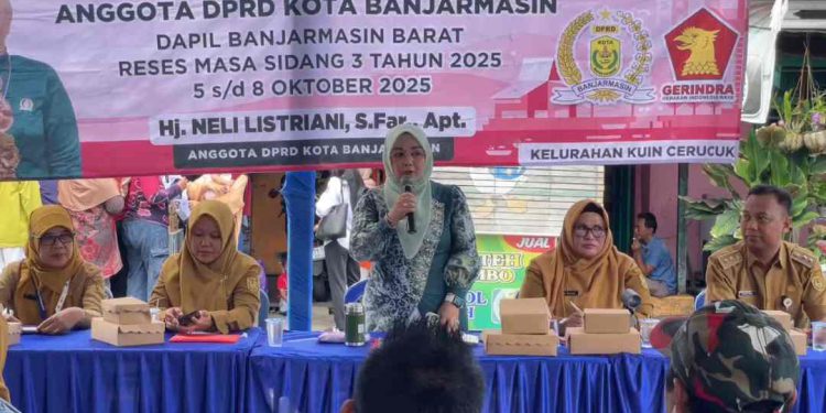 Anggota DPRD Banjaramasin Fraksi Gerindra Hj Neli Listriani saat reses menyerap aspirasi warga Kuin Cerucuk.   (foto : sna/seputaran)