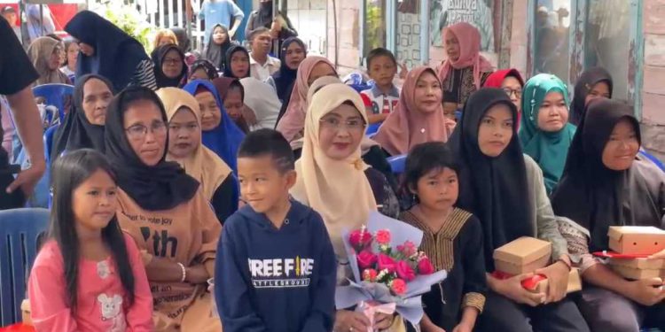 Anggota DPRD Banjarmasin Hj Sarifah Saqinah foto bersama warga AKT di sela kegiatan reses. (foto : sna/seputaran)