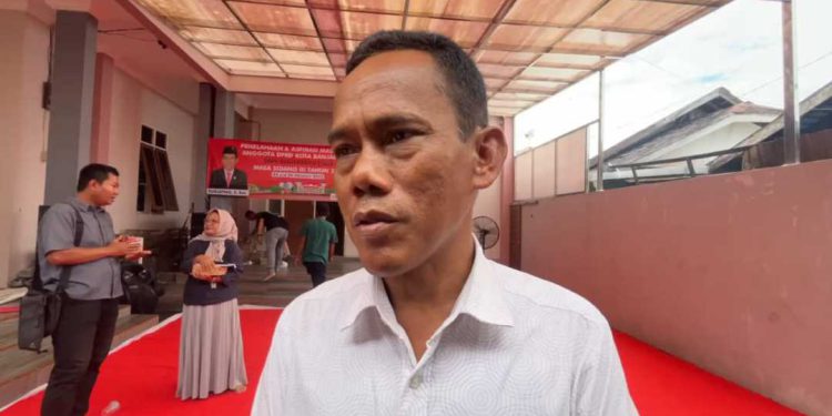 Anggota DPRD Banjarmasin Fraksi PDI Perjuangan Tugiatno saat diwawancarai di sela reses. (foto : sna/seputaran)