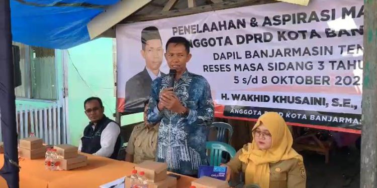 Wakhid Khusaini, Anggota DPRD Banjarmasin saat reses serap aspirasi warga Kampung Melayu Laut. (foto : sna/seputaran)