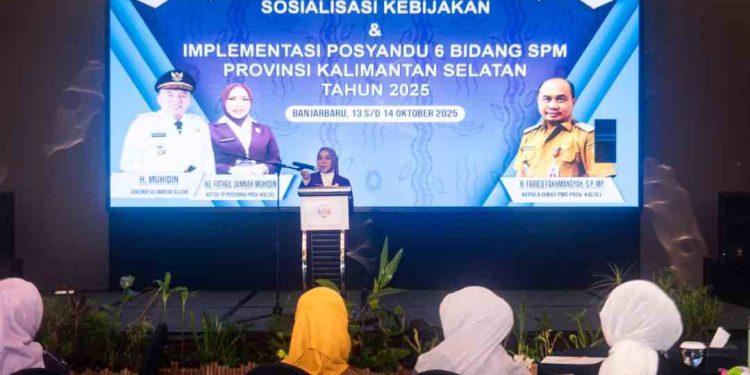 Ketua Tim Pembina Posyandu Kalsel Hj Fathul Jannah Muhidin buka secara resmi dan sambutan pada Sosialisasi Kebijakan dan Implementasi Posyandu 6 Bidang SPM. (foto : Adpim Kalsel)