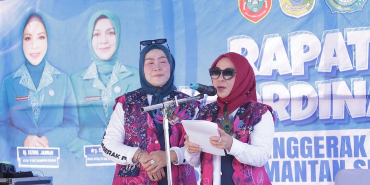 Ketua TP PKK Kalsel Hj. Fathul Jannah Muhidin, didampingi Ketua I Bidang Pembinaan Karakter TP PKK Kalsel Hj. Masrupah Syarifuddin sambutan pada Pertemuan Rutin Enam Bulanan TP PKK se-Kalsel. (foto : Adpim Kalsel)