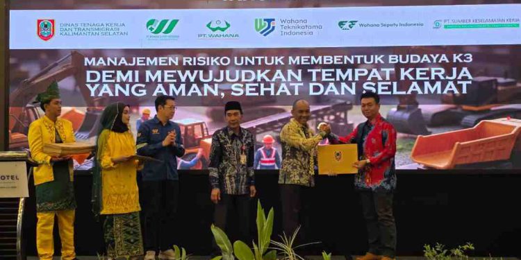 Seminar K3 sekaligus Penyerahan Penghargaan K3 Tingkat Provinsi Kalsel 2025, di Ballroom Hotel Novotel Banjarbaru. (foto : Adpim Kalsel)