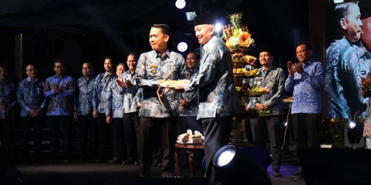 Gubernur Kalsel H Muhidin serahkan potongan nasi astakona kepada Walikota Banjarmasin HM Yamin pada malam puncak perayaan Harjad ke-499 Banjarmasin. (foto : Adpim Kalsel)