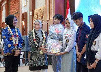 Tekan Angka Putus Sekolah, Ketua TP PKK Hj Fathul Jannah Muhidin Serahkan BSKM