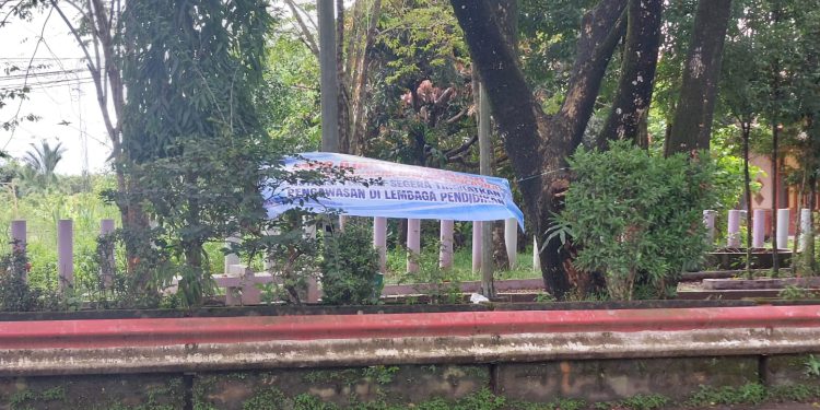 Spanduk bertuliskan penolakan khilafah yang dipasang di salah satu tepi jalan di Batola. (foto : istimewa)