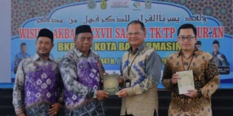 Penyerahan Al Quran bantuan UPZ Bank Kalsel kepada perwakilan penerima. (foto : istimewa)