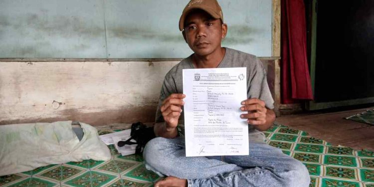 Surian, warga yang jaminkan BPKB dan KTP untuk keluarkan  jenazah istri dari rumah sakit. (foto : shn/seputaran)