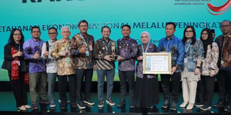 Wagub Kalsel H Hasnuryadi Sulaiman bersama Walikota Banjarmasin HM Yamin saat menerima TPKAD Award 2025. (foto : Adpim Kalsel)