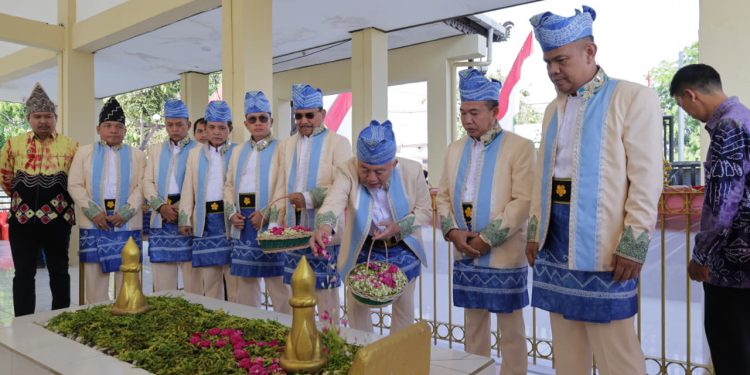 Gubernur Kalsel H Muhidin saat tabur bunga ke makam Pangeran Antasari pada Peringatan Wafatnya Pangeran Antasari. (foto : Adpim Kalsel)