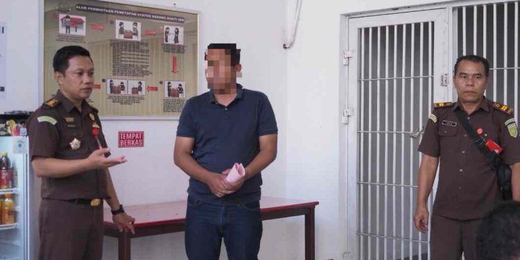 Penyerahan tersangka dan barang bukti terkait proses penyidikan tindak pidana di bidang perpajakan atas tersangka EE. (foto : istimewa)