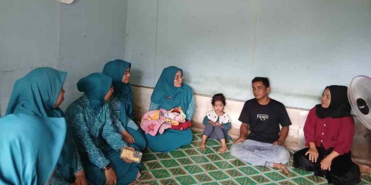 Ketua TP PKK Banjarmasin Hj Neli Listriani (istri Walikota) saat menjenguk dan memberikan bantuan kepada Surian. (foto : shn/seputaran)