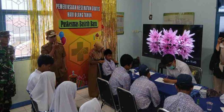 Walikota Banjarmasin HM Yamin saat memantau dugaan keracunan massal murid SMP Negeri 33 Banjarmasin di Puskesmas. (foto : shn/seputaran)