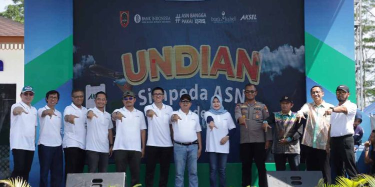 Pelaksanaan Undian Simpeda Bank Kalsel saat peresmian KCP Bank Kalsel di kawasan perkantoran Pemprov Kalsel Banjarbaru. (foto : Bank Kalsel)