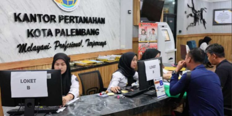 Warga saat mengurus sertipikat tanah dengan datang ke Kantor Pertanahan tanpa menggunakan jasa calo. (foto : Humas Kementerian ATR/BPN)