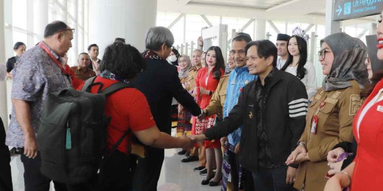 Wagub Kalsel H Hasnuryadi Sulaiman saat ikut memberangkatkan penumpang Banjarmasin - Kuala Lumpur di Bandara Internasional Syamsuddin Noor. (foto : Adpim Kalsel)