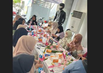 Warna dan Kreasi Warnai Workshop Pipe Cleaner Bouquet di Honda 2 Naga
