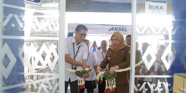 Dirut Bank Kalsel Fachrudin saat gunting pita tanda dibukanya kantor Kas Sungai Andai. (foto : Bank Kalsel)