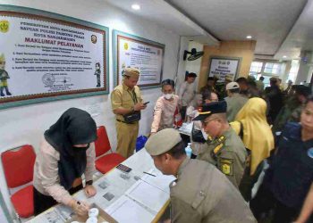 Walikota Banjarmasin Bersama 195 Personel Satpol PP Jalani Tes Urine