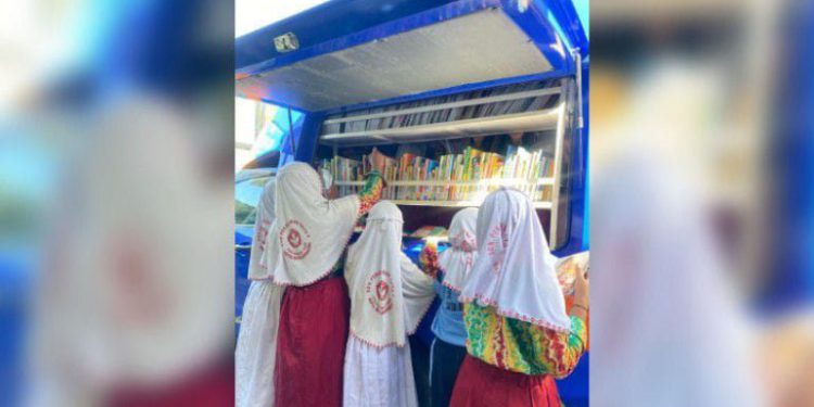 Pelajar SDN Pekapuran 5 saat memilih koleksi buku di Pusling Dispersip Kalsel. (foto : istimewa)