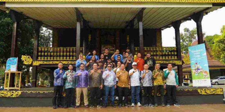 Walikota Banjarmasin HM Yamin foto bersama dengan awak media di depan anjungan Pemprov Kalsel di TMII Jakarta. (foto : shn/seputaran)