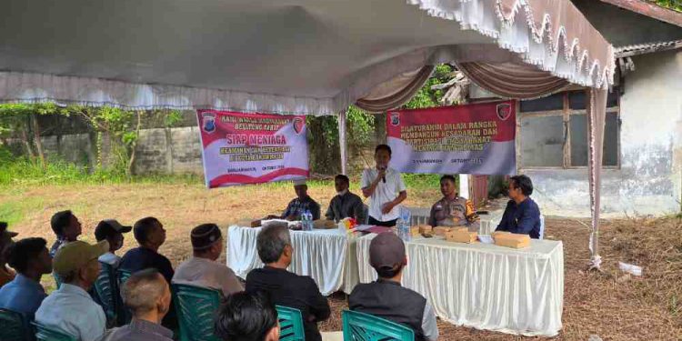 Jajaran Dit Intelkam Polda Kalsel melakukan silaturahmi menjalin keakraban dengan warga di Jalan Belitung Darat, Banjarmasin Barat, sekaligus melakukan bakti sosial dengan masyarakat setempat. (foto : istimewa)