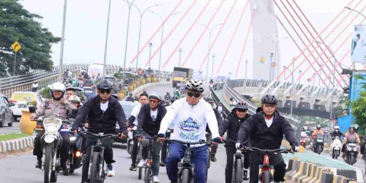 Gubernur Kalsel H Muhidin saat gowes funbike festival QRIS dalam rangka edukasi pembayaran QRIS. (foto : Adpim Kalsel)