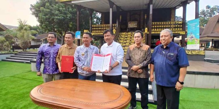 Walikota Banjarmasin HM Yamin saat menunjukan dokumen perjanjian dengan Pemkab Kutai Kertanegara. (foto : shn/seputaran)