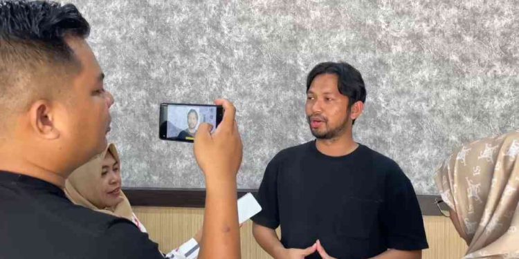 Ketua DPRD Banjarmasin Rikval Fachruri saat diwawancarai. (foto : sna/seputaran)