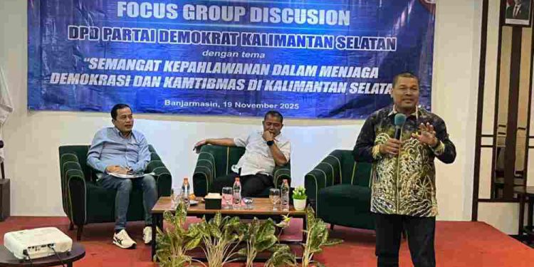 Direktur Eksekutif DPD Partai Demokrasi Kalsel Aminudin Aziz, Akademisi Datuk Cendikiawan Hikmadiraja Kesultanan Banjar DR Taufik Arbain serta Kasubdit 1 Direktorat Intelkam Polda Kalsel AKBP Dr. Soetrijono,. saat FGD. (putza/seputaran)