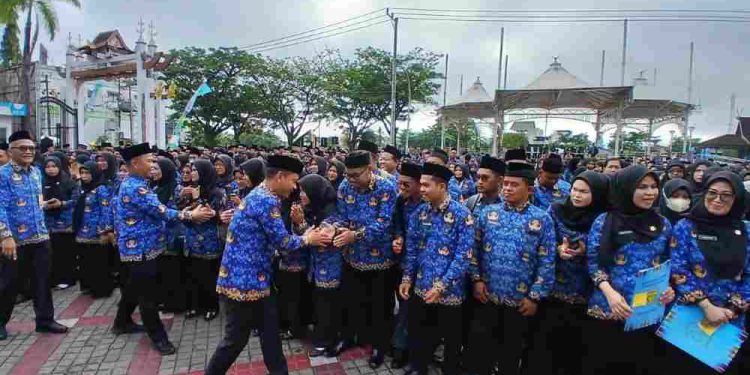 Walikota Banjarmasin HM Yamin saat menyalami para PPPK Paruh Waktu yang baru menerima SK. (foto : shn/seputaran)