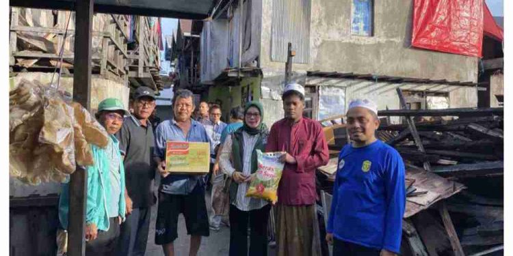 Penyerahan bantuan dari PKB Banjarmasin kepada korban kebakaran. (foto : sdy/seputaran)