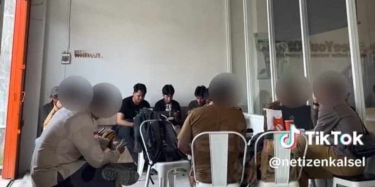 ASN santai pada jam kerja di sebuah kafe. (capture TikTok netizenkalsel)