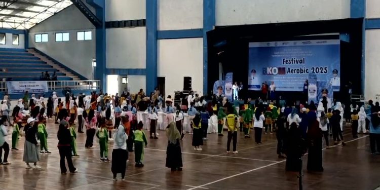 Festival BKOM Aerobik 2025 dalam rangka memperingati HKN ke-61 di GOR Rudy Resnawan, Banjarbaru. (foto : Adpim Kalsel)