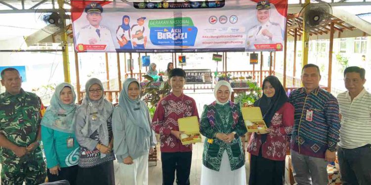 Ketua TP PKK Banjarmasin Neli Listriani foto bersama di sela kegiatan aksi bergizi. (foto : shn/seputaran)