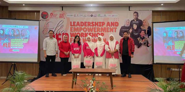 Ketua DPD PDI Kalsel Muhammad Syarifuddin, atau yang akrab disapa Bang Dhin saat hadir di kegiatan “She is Red, She Thinks, She Acts, She Leads Leadership and Empowerment Workshop for Women” yang digelar oleh DPD Taruna Merah Putih (TMP) Kalsel. (foto : sna/seputaran)