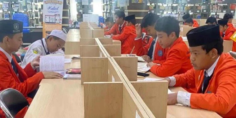 Pelajar MTs Al-Hamid Banjarmasin Berkunjung ke Perpustakaan Palnam. (foto : istimewa)