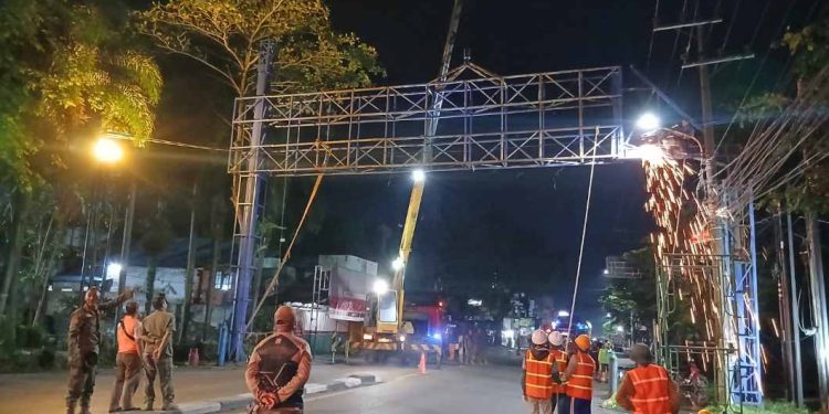 Satpol PP Banjarmasin saat membongkar reklame bando yang melanggar aturan. (foto : shn/seputaran)