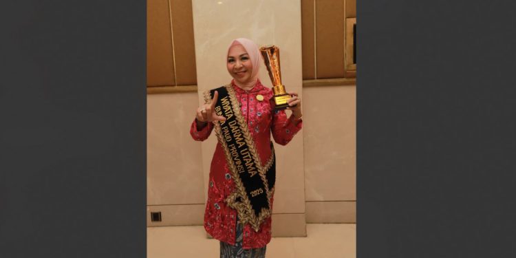 Bunda PAUD Kalsel Hj Fathul Jannah Muhidin menunjukan penghragaan Bunda PAUD Terbaik Tingkat Nasional. (foto : Adpim Kalsel)