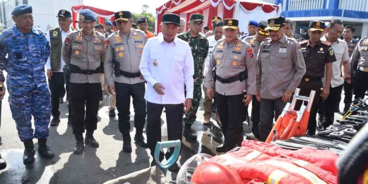 Gubernur Kalsel H Muhidin saat cek perlengkapan kesiagsiagaan bencana. (foto : Adpim Kalsel)