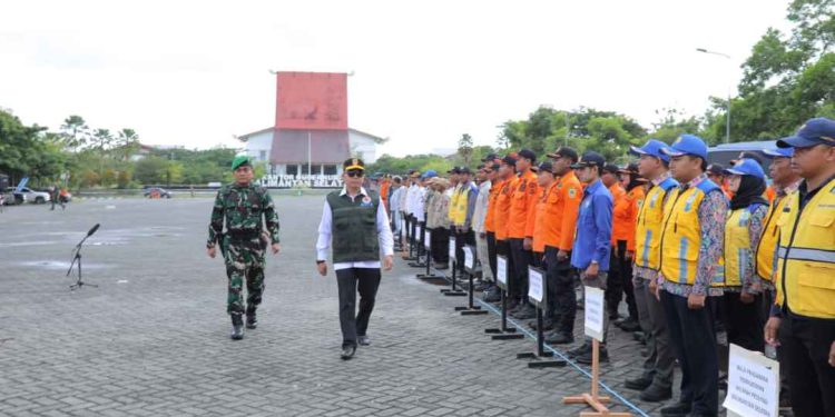 Sekdaprov Kalsel M Syarifuddin mewakili gubernur saat cek kesiapan personel atasi potensi bencana di Kalsel. (foto : Adpim Kalsel)