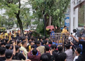 Ditinggal Pergi Ketua Dewan Kalsel, Aksi Demo BEM se-Kalsel di Gedung DPRD Memanas