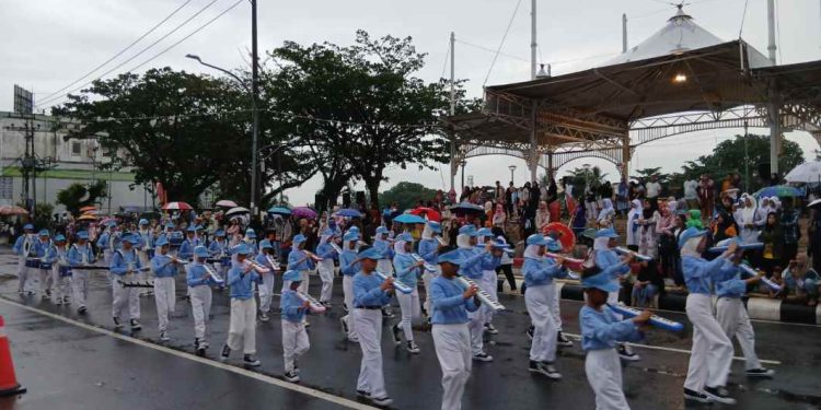 Salah satu tim drumband saat menampilkan aksinya pada kejuaraan drumband piala walikota Banjarmasin. (foto : shn/seputaran)