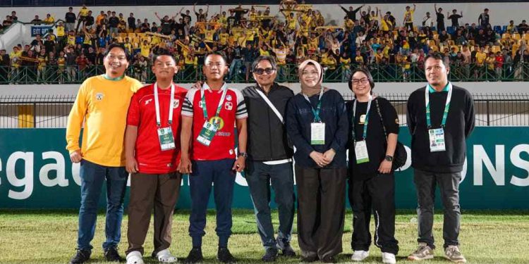 Wagub Kalsel H Hasnuryadi Sulaiman dan Walikota Banjarmasin HM Yamin foto bersama usai laga Barito Putera vs  Persiba Balikpapan di Stadion Demang Lehman. (foto : Adpim Kalsel)