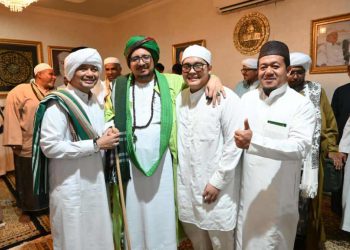Wagub Kalsel Hasnuryadi Berikan Jersey Barito Putera kepada Habib Muhammad