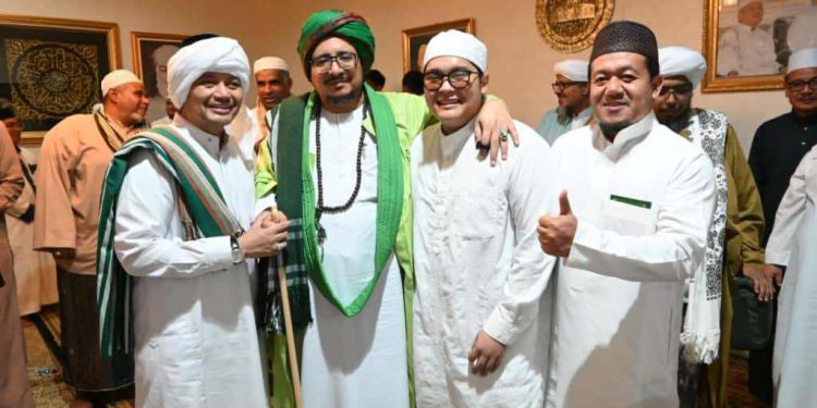 Wagub Kalsel H Hasnuryadi Sulaiman bersama Habib Muhammad. (foto : Adpim Kalsel)