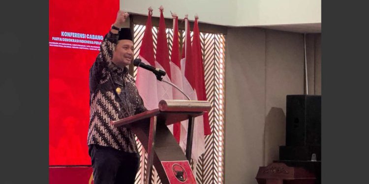 Wagub Kalsel Hasnuryadi Sulaiman saat membuka Konferda dan Konfercab PDI Perjuangan se Kalsel. (foto : Adpim Kalsel)